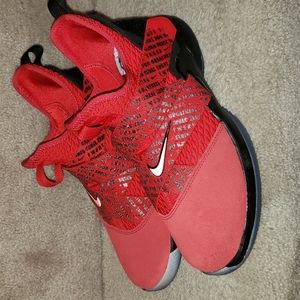 Big Boys size 6 Nike sneakers